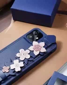 Gelové pouzdro Kingxbar Sweet Series zdobené originálními krystaly Swarovski s modrým stojánkem na iPhone 12