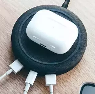 Mophie Universal Wireless Charging Hub - nabíječka pro čtyři zařízení, 10W bezdrátové nabíjení další 3 porty - USB A 12W, USB A 18W, USB C 20W (černá)