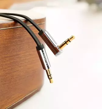 UGREEN Kabel flach gewinkelt AUX Audiokabel 3,5 mm Miniklinke 0,5 m schwarz (AV119 10596)