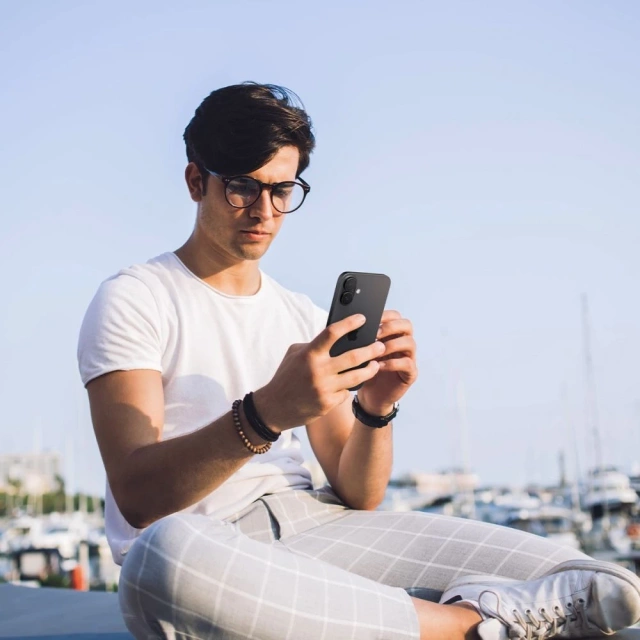 Spigen Optik.Tr „EZ FIT“ Kameraschutz aus gehärtetem Glas, 2er-Pack für Apple iPhone iPhone 16/16 Plus, Schwarz