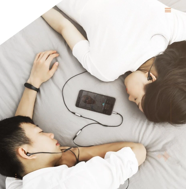 UGREEN kábel rozdeľovací kábel pre slúchadlá 3,5 mm mini jack AUX 20 cm (2 x audio výstup) strieborný (10532)