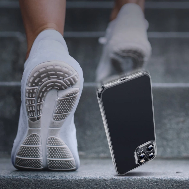 Baseus Milchglashülle für iPhone 13 Pro Hardcover mit Gelrahmen schwarz (arws001001)