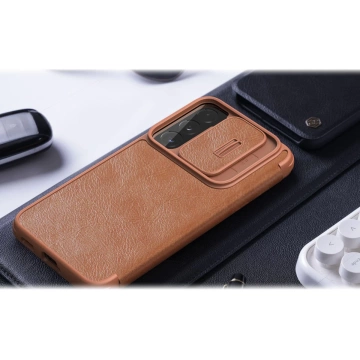 Nillkin Qin Leather Pro Case Cover pro Samsung Galaxy S22 (S22 Plus) Ochranný kryt pouzdra na fotoaparát Flip Cover Hnědý