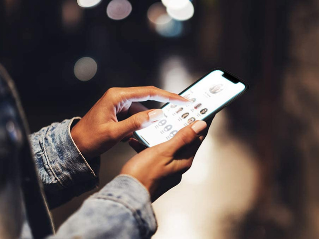 Spigen Glas.tR Slim Tempered Glass для Apple iPhone 13 Pro Max