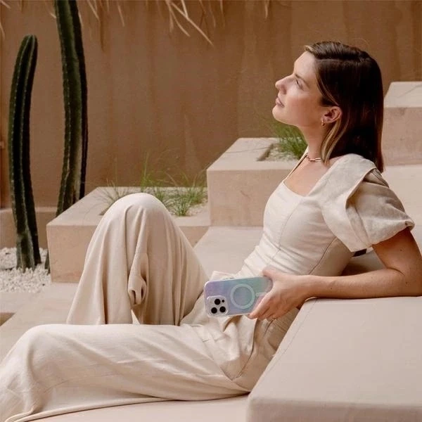 Etui UNIQ Coehl Linear do iPhone 16 Pro Max MagSafe Opalizujące