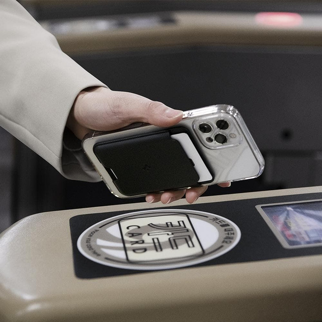 Magnetická peněženka na doklady Spigen Valentinus Magsafe Card Holder pro Magsafe pro iPhone 12/13 černá