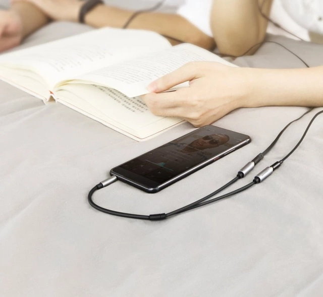 UGREEN kabel rozbočovací kabel pro sluchátka 3,5 mm mini jack AUX 20 cm (2 x audio výstup) stříbrný (10532)