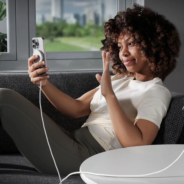 Esr Halolock Qi2 Mini magnetická Magsafe bezdrôtová nabíjačka 15W strieborná indukčná nabíjačka