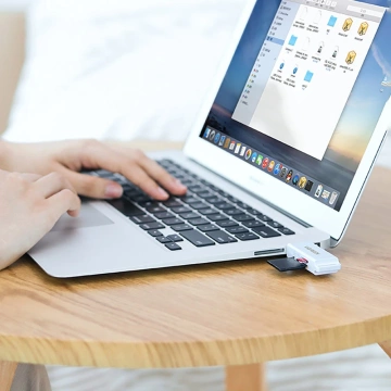 Ugreen přenosná čtečka TF/SD karet pro USB 3.0 černá (CM104)
