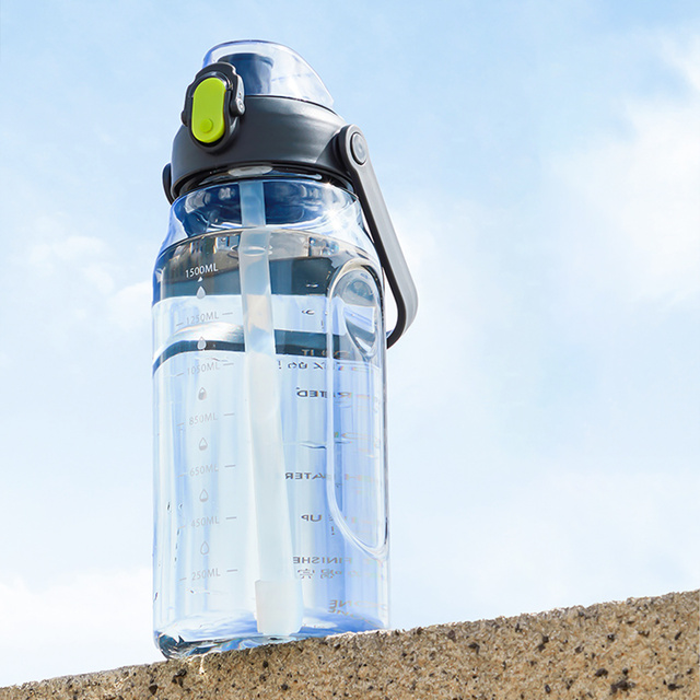 Flasche, Trinkflasche mit Strohhalm, 1,5l, motivierend, mit Erinnerung, mit motivierender Maßnahme, mit Griff, schwarze Waschbürste