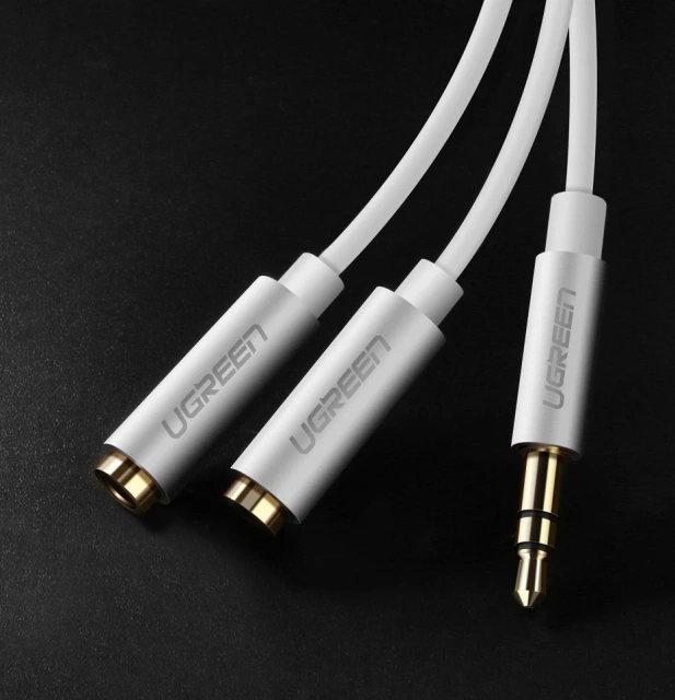 UGREEN kábel rozdeľovací kábel pre slúchadlá 3,5 mm mini jack AUX 20 cm (2 x audio výstup) strieborný (10532)