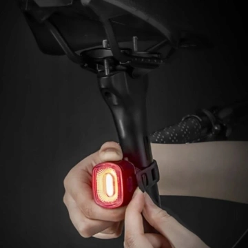 Rockbros Q2S LED zadné svetlo na bicykel s inteligentným dorazovým systémom USB-C - USB-A kábel - čierny