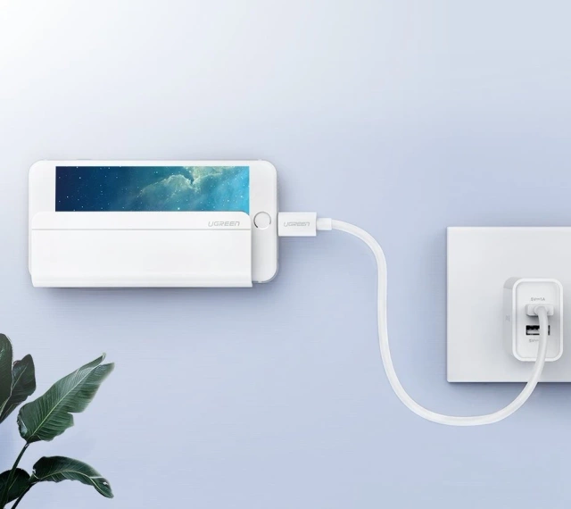 UGREEN nástenný držiak na nabíjanie smartfónu biely (30394)
