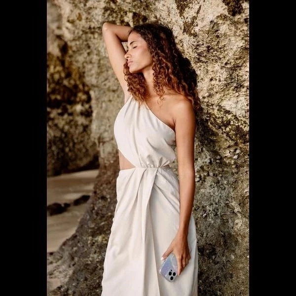 Etui UNIQ Coehl Celest do iPhone 16 Pro MagSafe Opalizujące