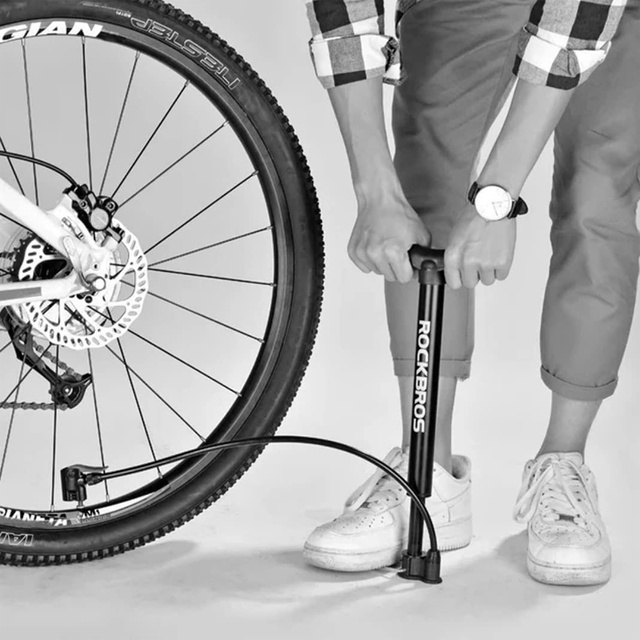 Kovová pumpa na bicykel RockBros A320 s guľôčkovou ihlou na bicykel.Čierna