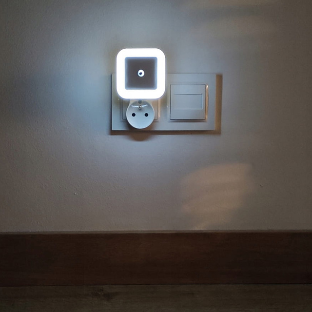 LED noční světlo se soumrakovým senzorem pro kontaktní bílé