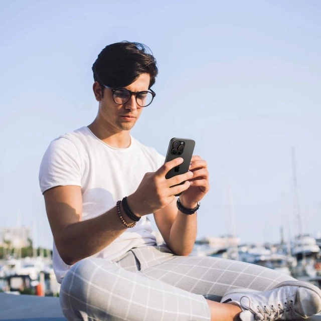 Spigen Optik Pro Glas.TR „EZ FIT“ Kameraschutz 2er-Pack für iPhone 16 Pro / Pro Max Desert Titanium