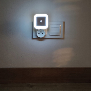 Lampka nocna LED z czujnikiem zmierzchu do kontaktu Biała