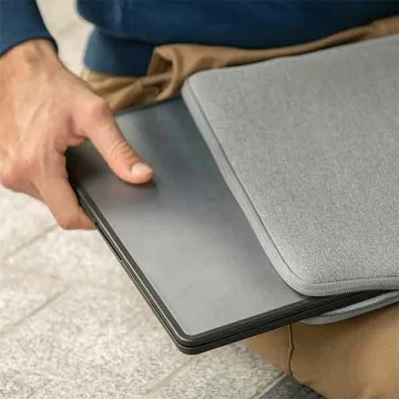 Pouzdro na notebook UNIQ Venture pro MacBook Air 13 (2018-2022) černá/půlnoční černá