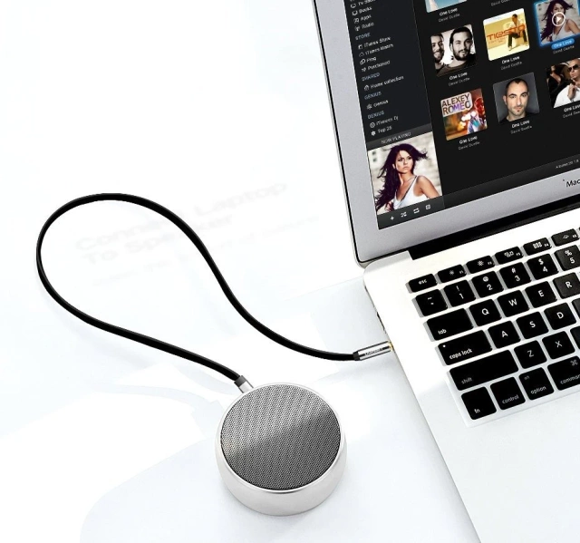 UGREEN kabel plochý úhlový audio kabel AUX 3,5 mm mini jack 0,5 m černý (AV119 10596)