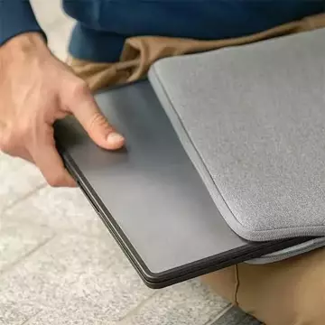 Puzdro na notebook UNIQ Venture pre MacBook Air 13 (2018 -2022) čierne/polnočné čierne